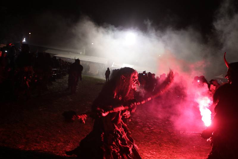 Krampuslauf v Nemanicích na hřišti.