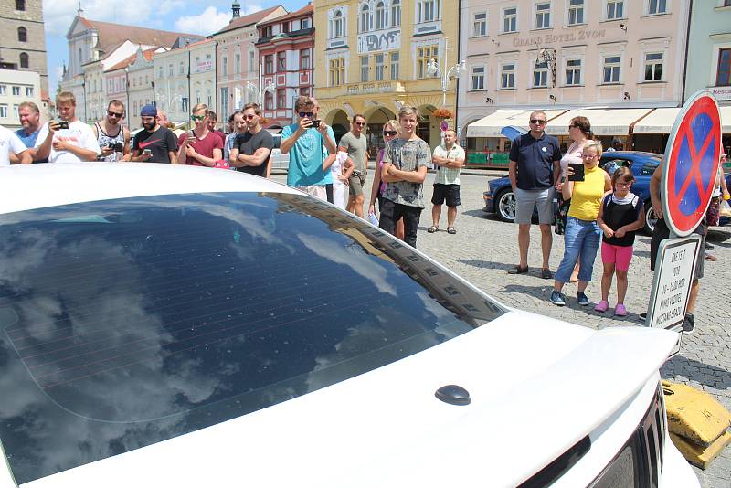 Třídenní dostaveníčko si na jihu Čech dali milovníci aut značky Ford Mustang. V neděli se zastavili na náměstí Přemysla Otakara II. v Českých Budějovicích.