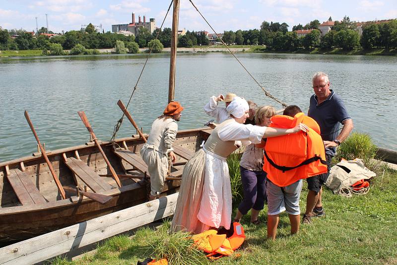 Vlny rybníka Jordán v Táboře během pátečního odpoledne brázdila unikátní replika středověkého rybářského říčního člunu z 15. století.