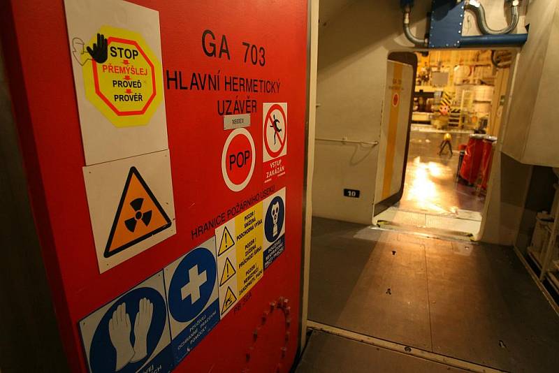Poslední dveře před reaktorovým sálem s instrukcemi, jak se v kontrolovaném prostředí chovat