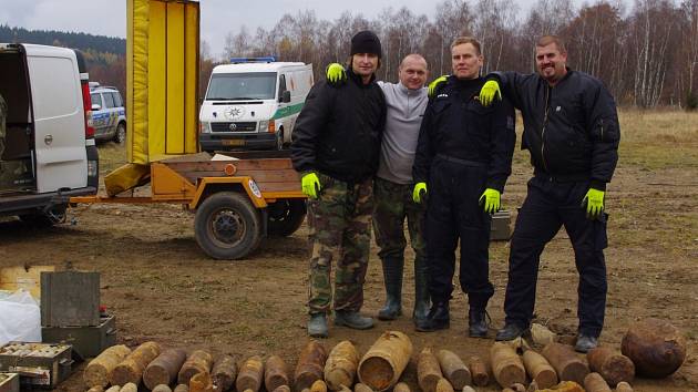 Jihočeští pyrotechnici (zleva) Marek Schlauch, Ladislav Černoch, Daniel Kabourek a Radovan Daniel. Chybí velitel jednotky Pavel Zikmund.