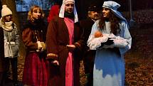 Advent v Týně nad Vltavou zahájili v neděli tradičně zvonkovým průvodem. Jeho účastníci pak rozsvítili na náměstí Míru vánoční strom.