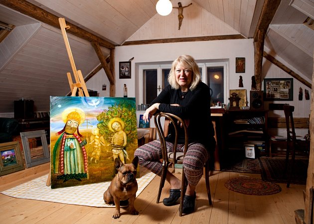 Malířka Renata Štolbová (58) dokončila mimořádný obraz a po letech se z města přestěhovala na vesnici, do Holubova pod Kletí.