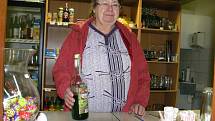 Zákaz prodeje příliš nevadí Marii Srpové, majitelce kiosku U Lokálky u Malého Ratmírova na Jindřichohradecku. "Prodáváme jen rum a zelenou a na ně se zákaz nevztahuje."