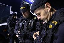 Pořádková jednotka jihočeské policie na noční pátrací akci. Ilustrační foto.