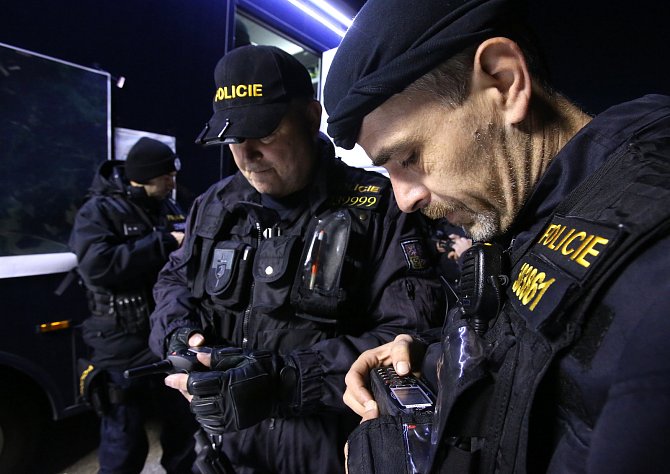 Pořádková jednotka jihočeské policie cvičila ve čtvrtek v noci pátrací akci. Policisté si zkoušeli využití nové technologie p-Track.
