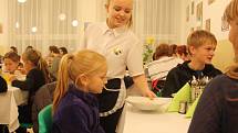 Školní jídelna v Dubném předvedla, jak vaří. Na ukázkové večeři se sešli zvědaví rodiče, ale i jejich potomci.
