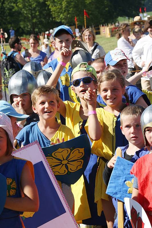 Více než 300 bojovníků se v sobotu u Borovan zúčastnilo bitvy o Slamburk - hrad postavený z balíků slámy.