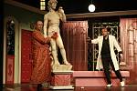 Komickou operu Don Pasquale uvede 2. prosince operní soubor Jihočeského divadla. Na snímku zleva Pavel Klečka jako Don Pasquale a Alexandr Beň jako Doktor Malatesta.