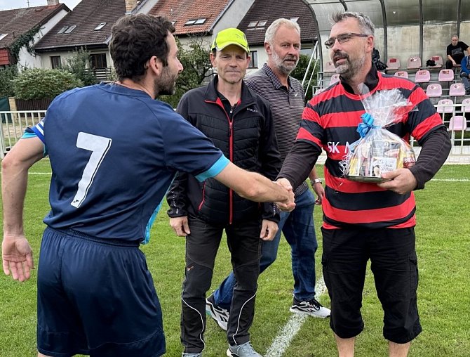 Dan Scheicher, bývalý výborný fotbalista SK Mladé, převzal před zápasem I. B třídy Mladé - Chvalšiny dárkový kos ke svým padesátinám.