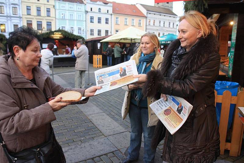 Českobudějovický deník s texty koled mezi návštěvníky vánčních trhů na náměstí Přemysla Otakara II. v Českých Budějovicích