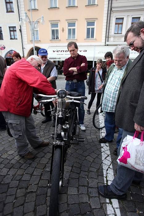 Křivonoska představila na náměstí v Budějovicích krásná historická auta a motocykly.