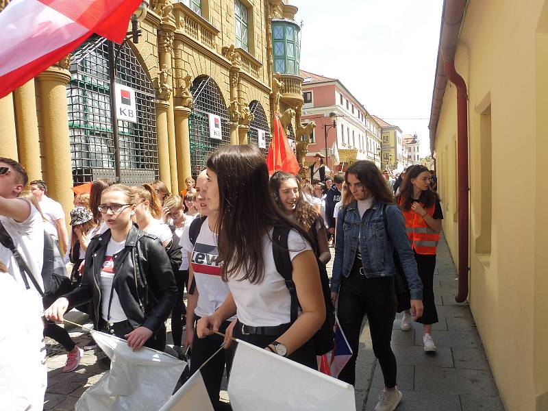 Budějovický majáles vyvrcholil v pátek 24. května tradičním průvodem městem. Studenti ze 17 škol prošli ulicemi centra v maskách. Dav mířil na Sokolský ostrov, kde program pokračoval volbou Krále majálesu. Navečer se zde tradičně koná hudební program.