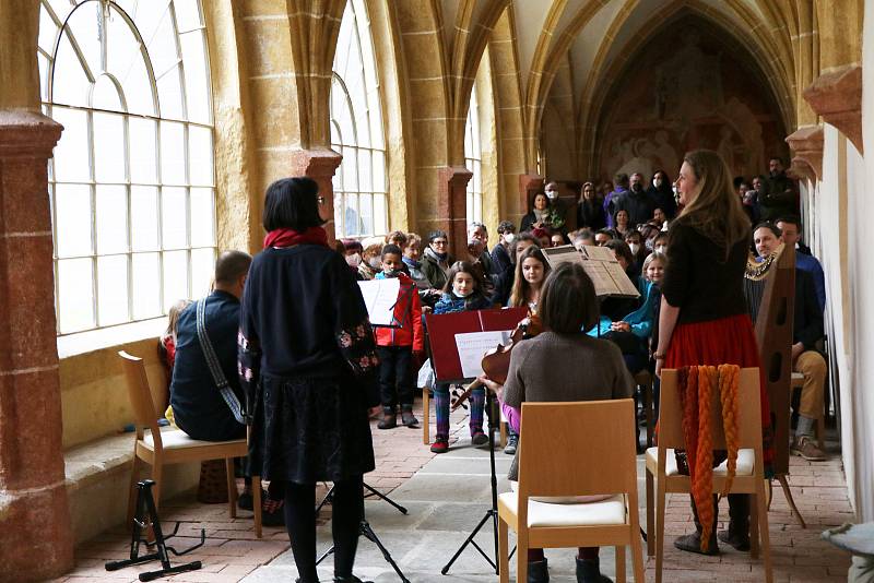 Noc kostelů v Českých Budějovicích v katedrále Svatého Mikuláše a klášterním kostele Obětování Panny Marie s fotografiemi Petra Moravce a koncertem