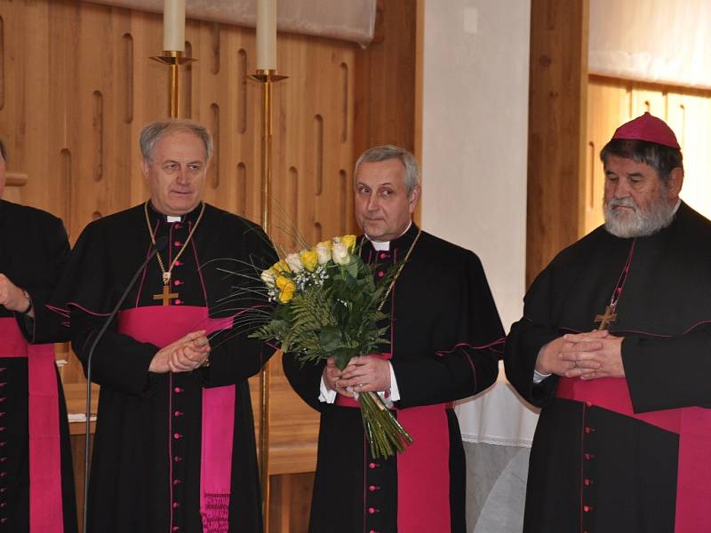 Novým biskupem se stal Vlastimil Kročil (uprostřed).