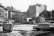Prostranství bývalé zahrady domů v Kanovnické a Kněžské ulici. Květen 1989.
