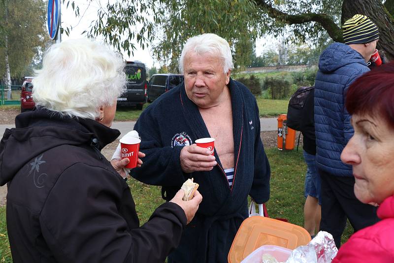 Sezona otužování na Malši zahájena. Spolek Promrzlé pyjavice spolu se svými příznivci zahájil sezonu u Malého jezu v Českých Budějovicích.