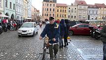 Sraz motorkářů na budějovickém náměstí Přemysla Otakara II. na Štědrý den v poledne přilákal i člena Podšumavanu, cyklistického spolku. Ten má sraz na Silvestra v 9.30 u Budvaru a pojede do Hluboké nad Vltavou.