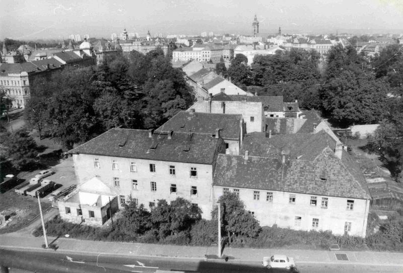 Pohled na Wilsonovo náměstí před demolicí ze střechy Experimentu, říjen 1971. Foto ze sbírky fotografií a pohlednic Jiřího Dvořáka poskytl Státní okresní archiv České Budějovice.