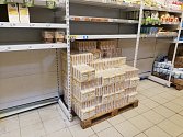 Prázdné regály v jindřichohradeckém supermarketu Albert.
