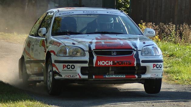 Jiří Jevický v plném tempu na trati Rallye Pačejov.