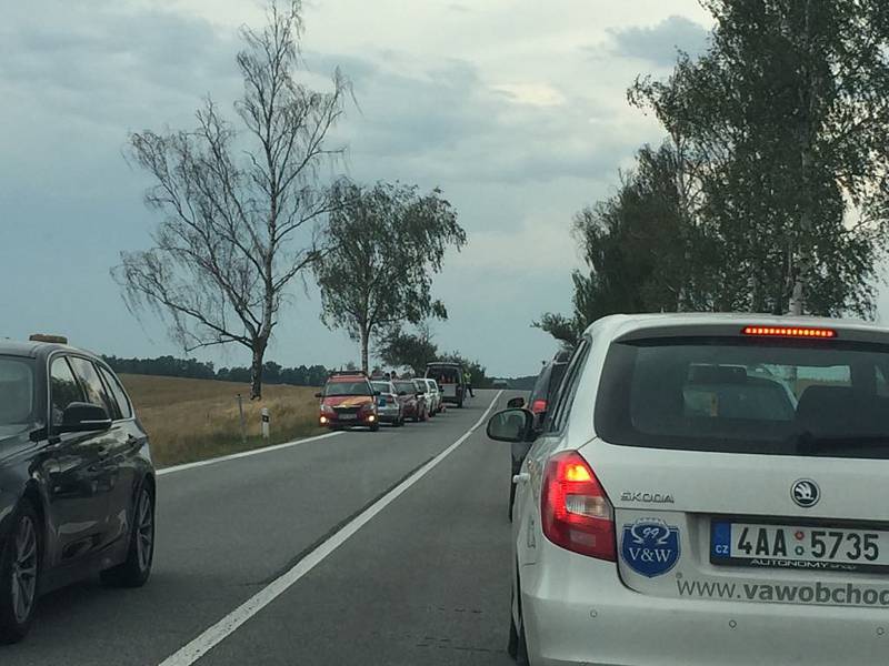 Nehoda tří vozidel zkomplikovala ve čtvrtek odpoledne provoz na hlavním tahu z Českých Budějovic