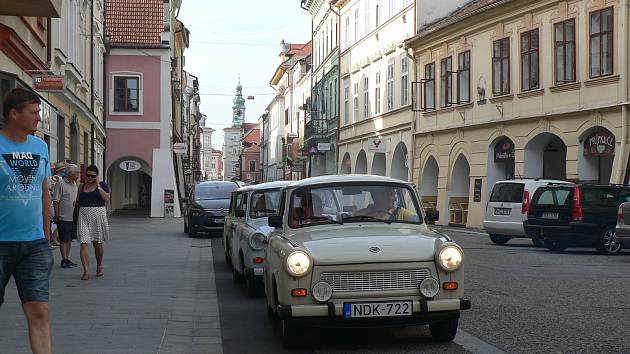 Trabanty maďarských turistů v českobudějovické Krajinské ulici při výletě po Evropě. Vozy v dokonalém stavu budily velkou pozornost kolemjdoucích.
