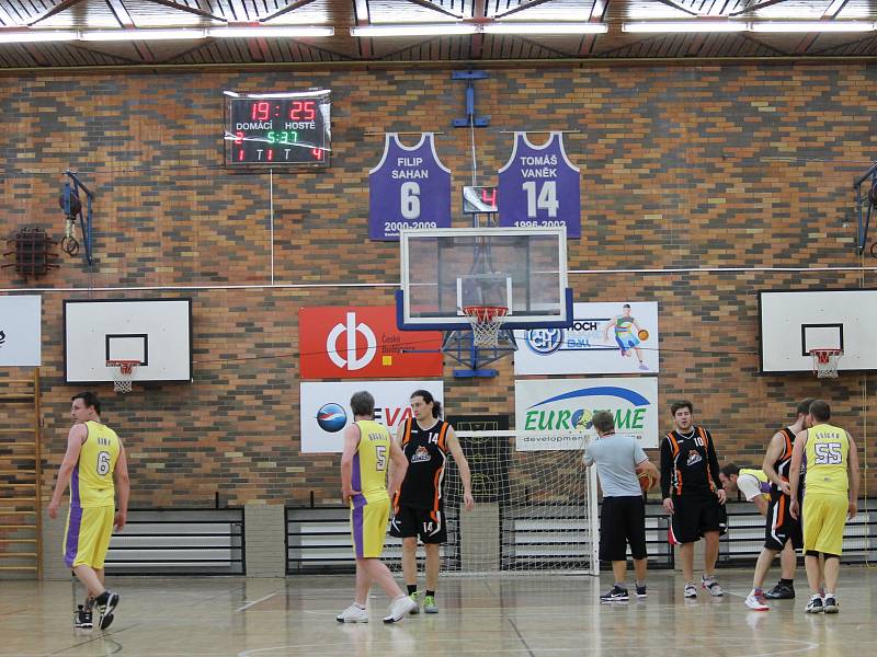 Hráči Legends zakončili porážkou okresní přebor, kterému celou soutěž kralovali. Cenný skalp mistra získali Tigers ČB, kteří v hale ZŠ Kubatova vyhráli 76:55. Vítěznou trofej si s předstihem zajistily Legendy, za které nastupoval i bývalý reprezentant Luk