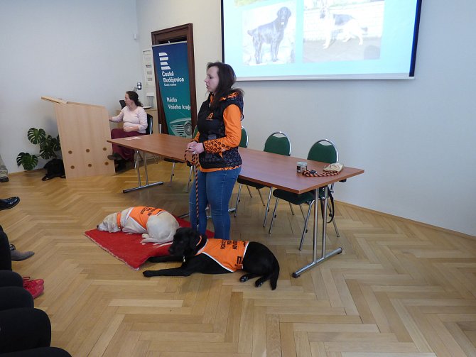 Nevidomá Blanka Stará přiblížila studentům problémy nevidomých a představila jim své vodicí psy.