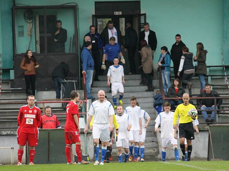 V jednom z podzimních šlágrů I.A třídy dokázal Olešník vyhrát v Týně 3:0, v bílém vede tým na hřiště Zbyněk Rys.