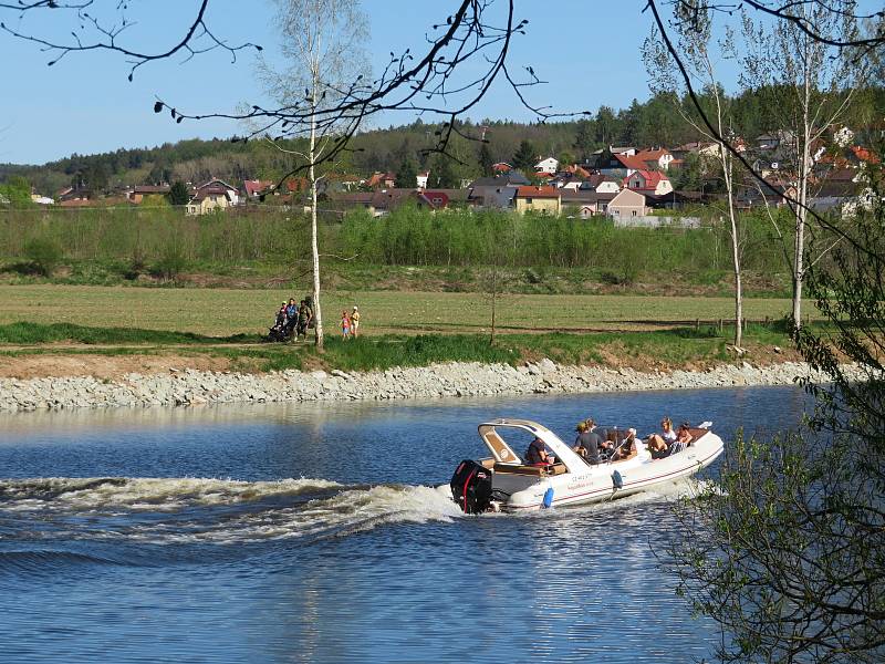 Celkem 27 obřích kraslic je ukryto v katastru Hluboké nad Vltavou, tentokrát na třech vycházkových okruzích v zámeckém parku (4 km), kolem hlubockých rybníků (5 km) a okolo Staré obory (6,5 km).