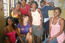 Kateřina Homolková na snímku v dívčím klubu, který v Zambii vedla.