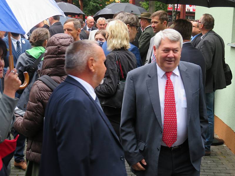 Zahájení agrosalonu Země živitelka v Budějovicích na Výstavišti ve čtvrtek 26. srpna. První den veletrhu pršelo, ale ani to návštěvníky neodradilo.