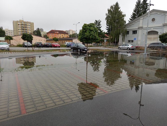Silný déšť a vítr škodily v noci ze soboty na neděli také na Českobudějovicku. Důkladná louže se vytvořila i na záchytném parkovišti v Jírovcově ulici.