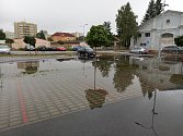 Silný déšť a vítr škodily v noci ze soboty na neděli také na Českobudějovicku. Důkladná louže se vytvořila i na záchytném parkovišti v Jírovcově ulici.