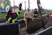 Českobudějovičtí pyrotechnici zneškodňovali nevybuchlou pumu na seřaďovacím nádraží v Plzni.