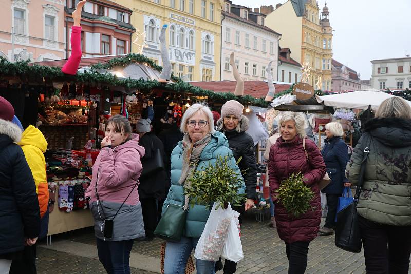 Vánoční trhy v Českých Budějovicích byly v pátek kvůli covidovým opatřením zatím naposledy.