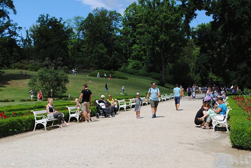 Zámek Hluboká obklopují okrasné zahrady a anglický park, v bývalé zámecké jízdárně je Alšova Jihočeská galerie.