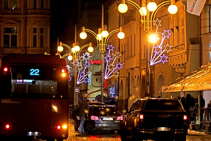 Vánoční atmosféru Budějovicím v noci dodává rozzářená výzdoba.