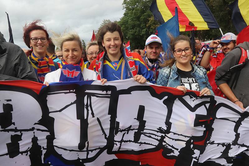 Fanouškové Motoru na tradičním pochodu k českobudějovickému zimnímu stadionu