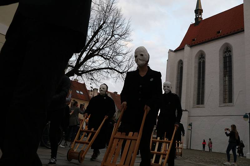 I letos vyrazili hrkači do centra Českých Budějovic. Vyrazili v 19. hodin z Piaristického náměstí.