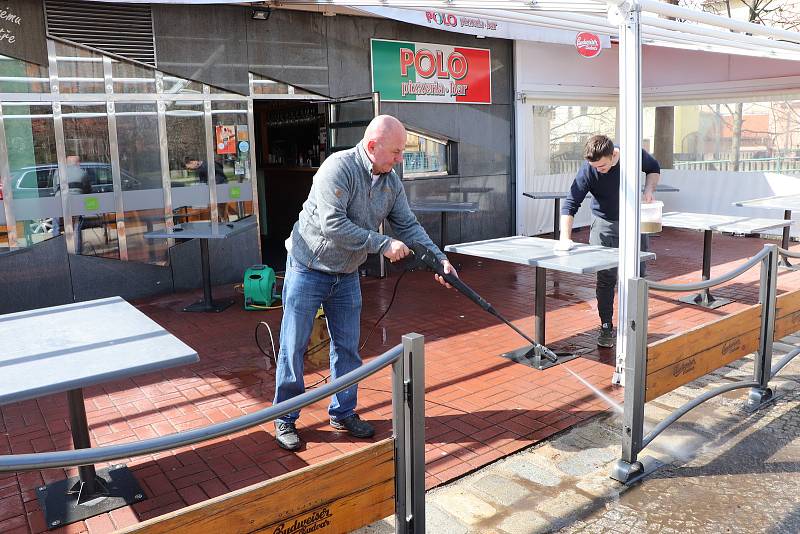 Jarní počasí v Českých Budějovicích vylákalo na procházky a jízdu na kole stovky lidí, kteří si užívali teplo a sluníčko.