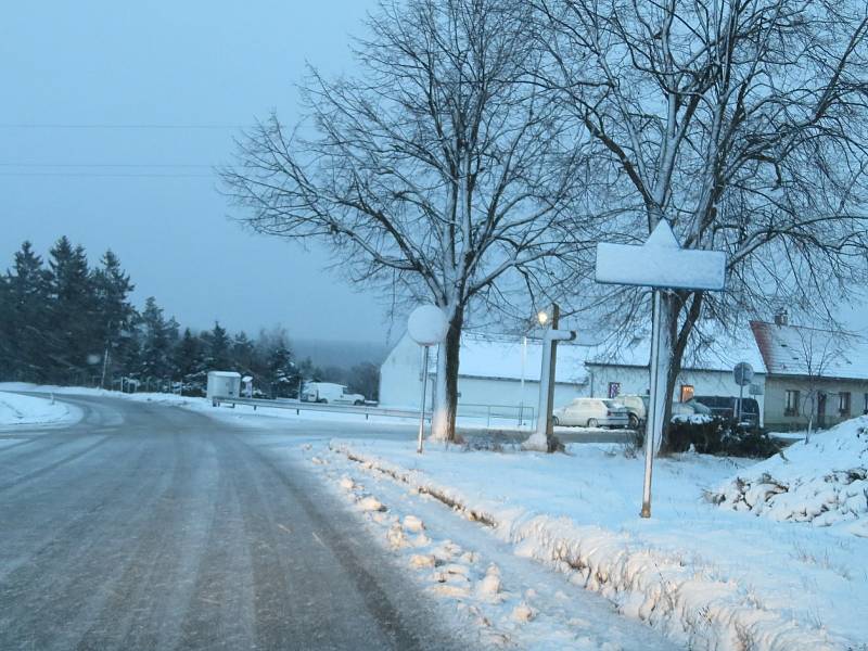 Předpovědi meteorologů se opět naplnily, v úterý 30. listopadu v podvečer vydatně sněžilo na celém území Jihočeského kraje.