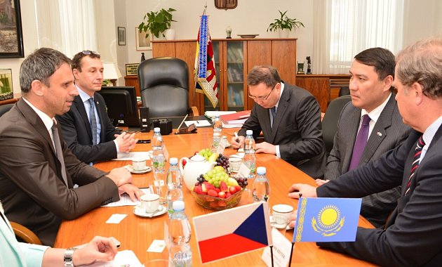 Ujednacího stolu vlevo hejtman Jiří Zimola a jeho tajemník Petr Soukup. Vpravo uprostřed velvyslanec Serzhan Abdykarimov.