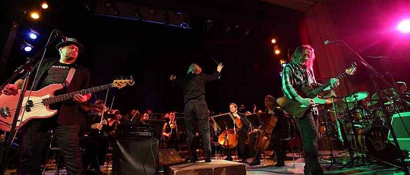 Rocková skupina Keks a Jihočeská filharmonie zahrály společně 22. října v českobudějovickém DK Metropol.