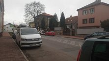 Parkovací zóny by se měly od podzimu 2021 rozšířit i do ulice Boženy Němcové (na snímku).