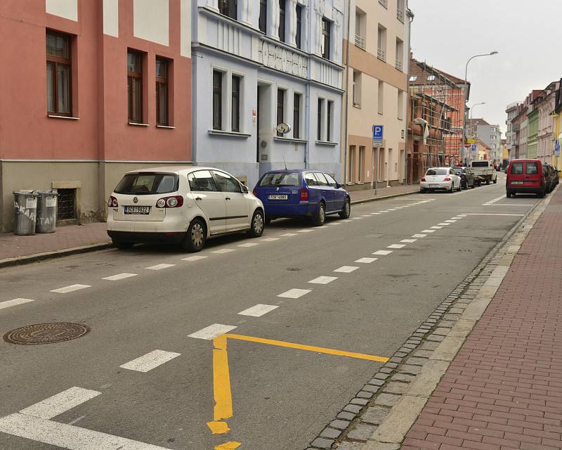 Parkování na Palackého náměstí v Českých Budějovicích a v jeho okolí po zavedení placených zón. Na jaře 2018 z ulic auta skoro zmizela.