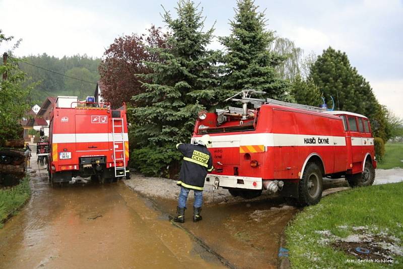 Krupobití se přehnalo i přes Čkyni, kde museli zasahovat hasiči. 