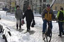 O víkendu se znovu v Budějovicích připomněla zima, Budějovickým znepříjemnil život sníh.