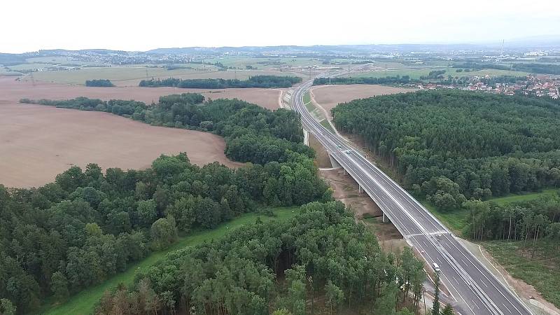 Nové vodorovné dopravní značení na kruhovém objezdu v českobudějovické Okružní ulici, které souvisí s novým úsekem D3, zmátlo v pondělí ráno řidiče. Stalo se tu hned několik dopravních nehod.